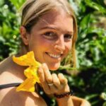 Inga_with_flower